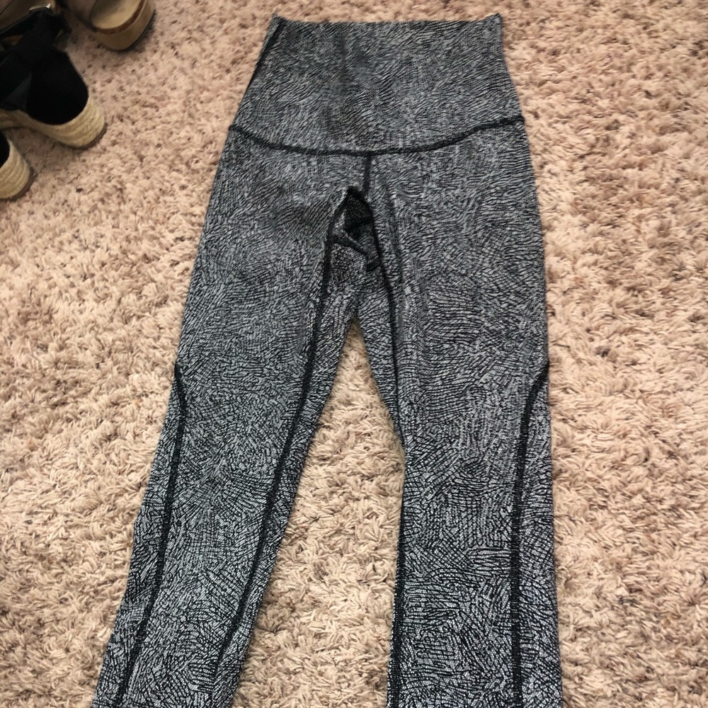 LULU LEGGINGS SIZE 4 (BLACK AND WHITE DESIGN)